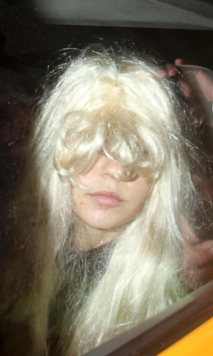 24 mai.2013 - De peruca loira, Amanda Bynes evita mostrar o rosto