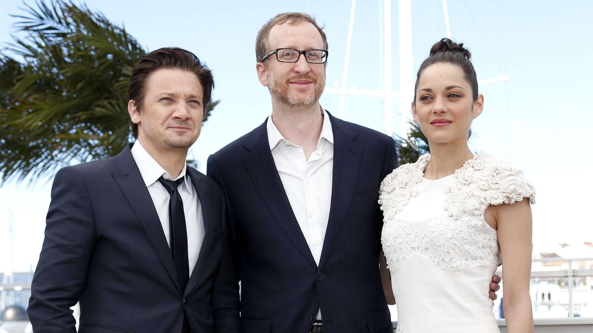 24.mai.2013 - Jeremy Renner, o diretor James Gray e Marion Cotillard divulgam o filme "The Immigrant" no Festival de Cannes. No filme, Marion interpreta uma polonesa que chega a Nova York em 1921 e se envolve com os personagens de Joaquin Phoenix e Jeremy Renner. Phoenix, que está rodando outro filme, não foi a Cannes - Sebastien Nogier/EFE