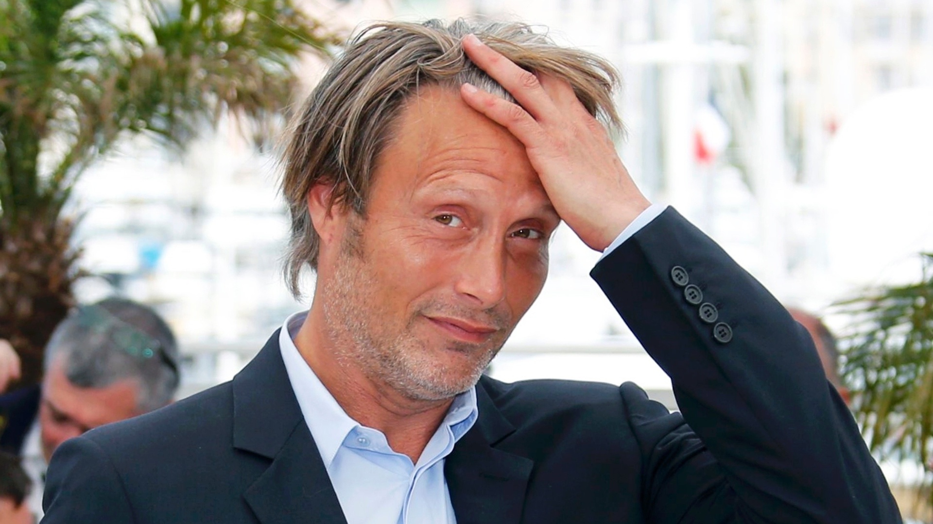 24.mai.2013 - Mads Mikkelsen posa para sessão de fotos durante o Festival de Cannes - REGIS DUVIGNAU/Reuters