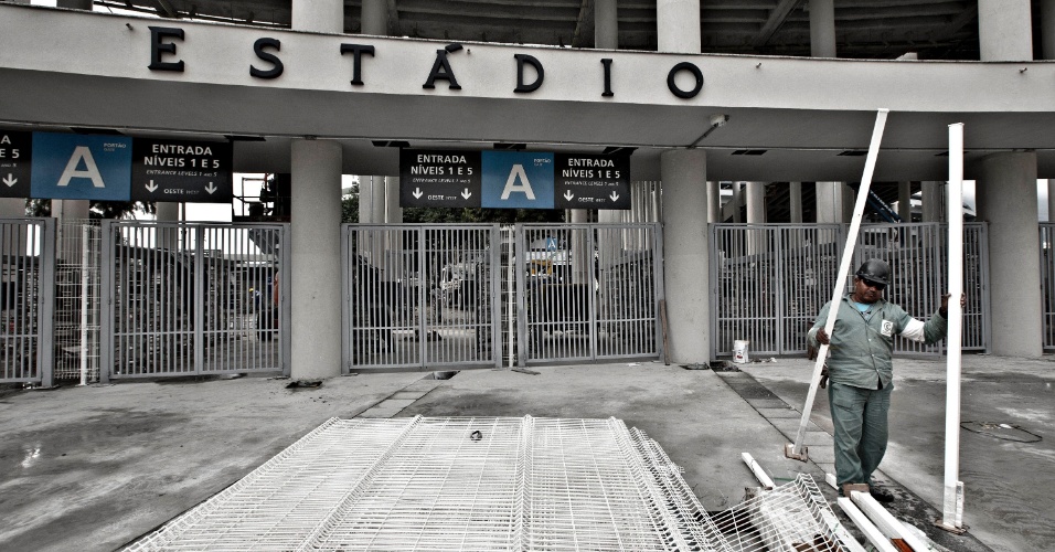 24.mai.2013 - Um dos principais acessos ao Maracanã ainda está em obras, apesar do estádio já ter sido entregue à Fifa