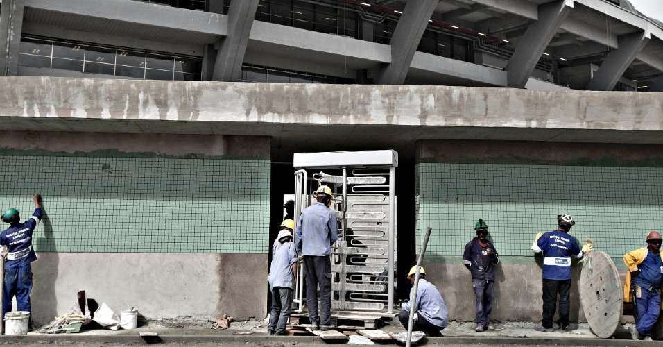 24.mai.2013 - Trabalhadores instalam catracas que serão usadas no dia 2 de junho, na inauguração do Maracanã