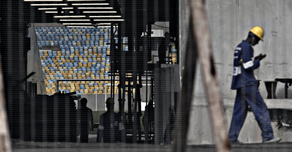 24.mai.2013 - Operários do Maracanã ainda fazem os últimos retoques no estádio no dia que passa a ser controlado pela Fifa para a Copa das Confederações