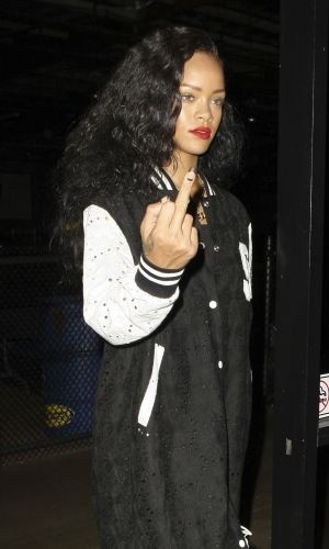 25.ago.2012 - Vista com o modelo Rob Kardashian e amigos, a cantora Rihanna mostra o dedo médio para os fotógrafos. O grupo foi se divertir em uma pista de kart em Burbank, na Califórnia