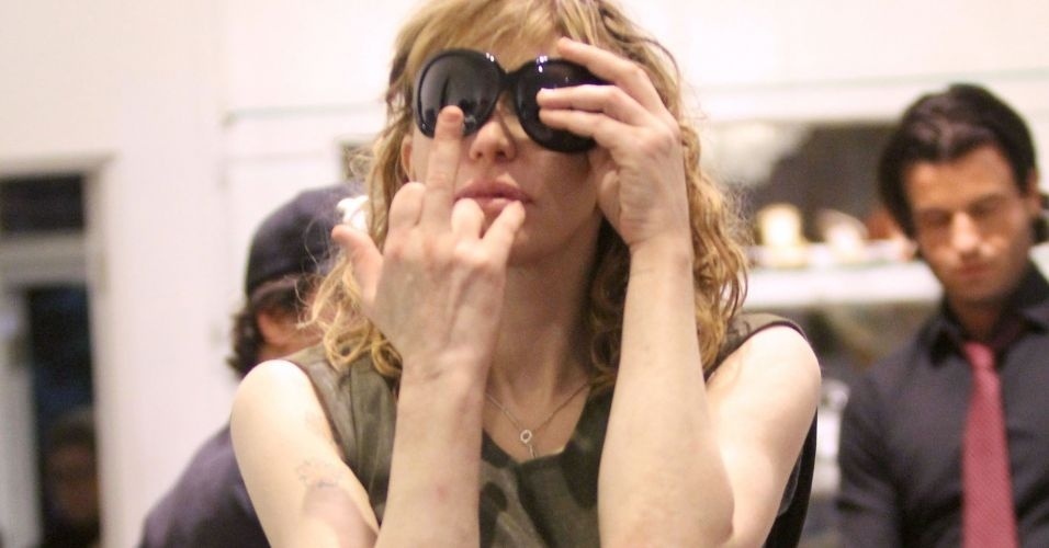 29.out.2010 - Courtney Love mostra o dedo para paparazzi em loja em West Hollywood