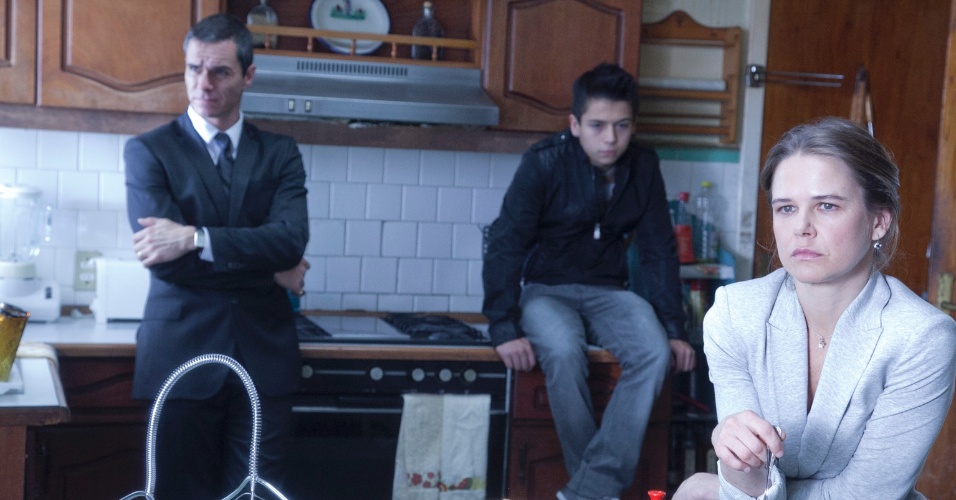Cena de "Sr. Ávila", nova série da HBO, em que Ávila (Tony Dalton) aparece ao lado da mulher Maria (Nailea Norvind) e do filho Emiliano (Adrián Alonso)