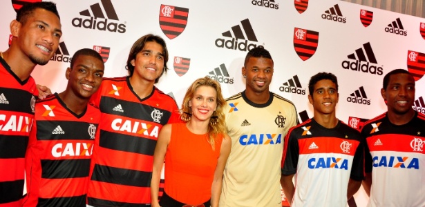 Atriz Carolina Dieckmann (c) participou de lançamento com de jogadores do Flamengo - Alexandre Vidal/Fla Imagem