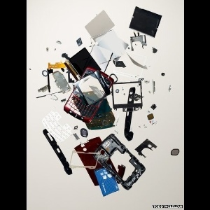 O fotógrafo canadense Todd McLellan fotografa objetos como se tivesse acabado de explodir, com os componentes em queda livre, como neste exemplo com um celular - Todd McLellan