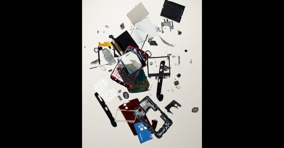 O fotógrafo canadense Todd McLellan fotografa objetos como se tivesse acabado de explodir, com os componentes em queda livre, como neste exemplo com um celular - Todd McLellan