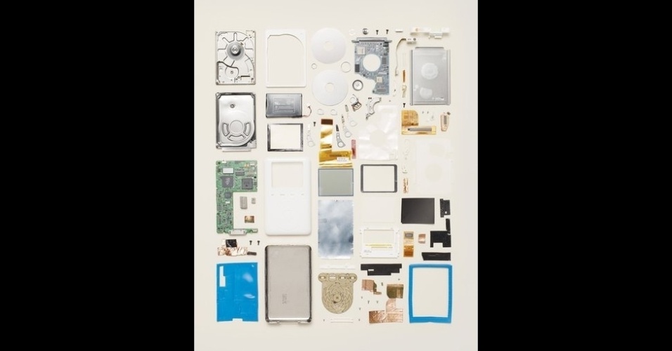 O fotógrafo canadense Todd McLellan realizou um projeto de mostrar objetos conhecidos, alguns até de design clássico, desmontando e separando todas as peças que os compõem - Todd McLellan