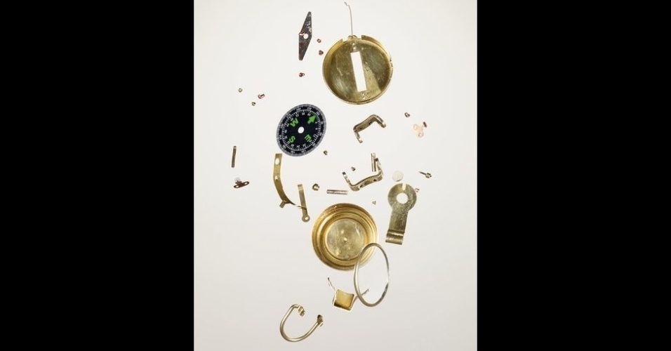 O fotógrafo canadense Todd McLellan realizou um projeto de mostrar objetos conhecidos desmonstados. Acima, as peças de uma bússola - Todd McLellan
