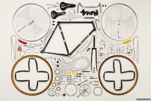 O fotógrafo canadense Todd McLellan realizou um projeto de mostrar objetos conhecidos, desmontando e separando todas as peças - Todd McLellan