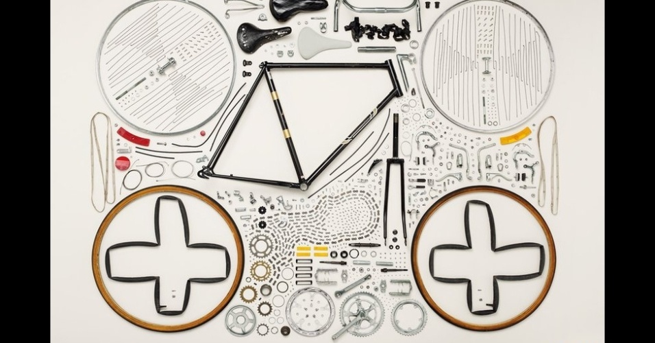 O fotógrafo canadense Todd McLellan realizou um projeto de mostrar objetos conhecidos, desmontando e separando todas as peças - Todd McLellan