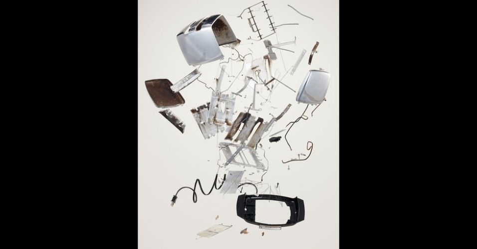 O fotógrafo canadense Todd McLellan realizou um projeto de mostrar objetos conhecidos, desmontando e separando todas as peças - Todd McLellan