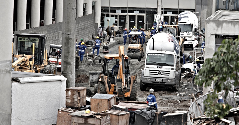 24.mai.2013 - Operários trabalham na área intramuros do Maracanã, a qual já deveria estar pronta 