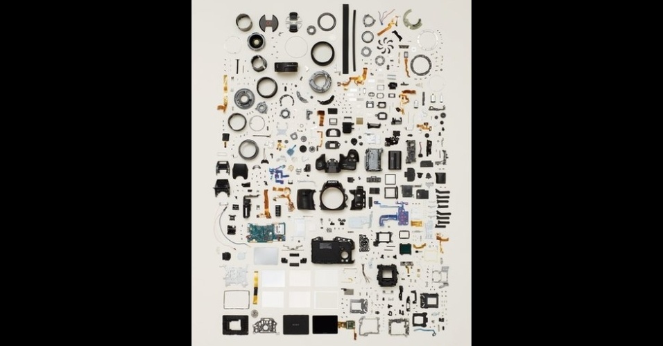 Os objetos foram fotografados de duas formas. Com as peças colocadas de forma ordenada, como na imagem acima de uma câmera desmontada... - Todd McLellan