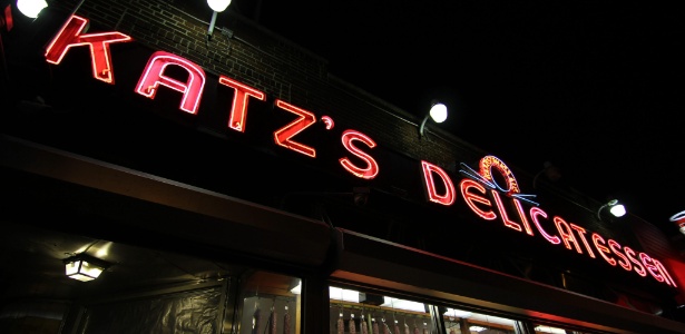 Fachada do Katz´s Delicatessen que completa 125 anos, em 2013, e serve o "pastrami" mais famoso de NY - EFE/Katz"s Delicatessen