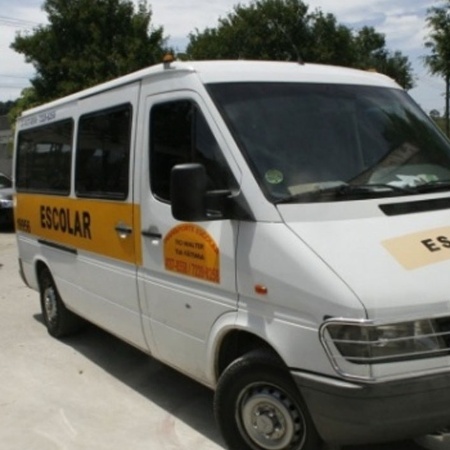 Veículo de transporte escolar - Folha Imagem