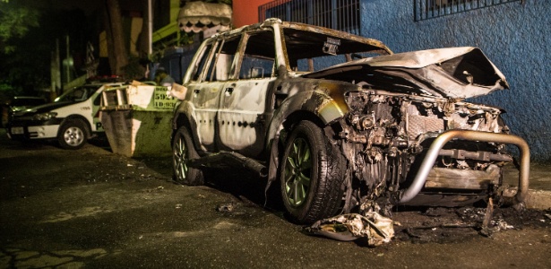 Carro Pajero de um homem que foi queimado junto com seu carro na zona sul de SP - Eduardo Anizelli/Folhapress