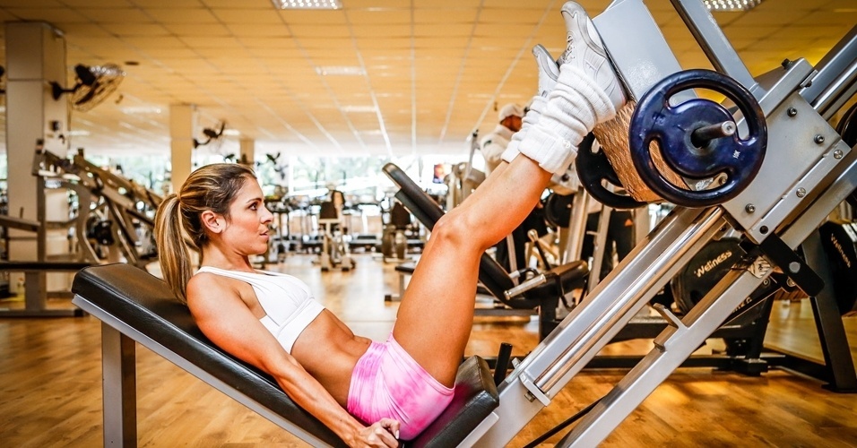 Mariana Oliveira - fisiculturista da categoria Bikini - leg press - Leandro Moraes/UOL. Agradecimento: Academia Gaviões