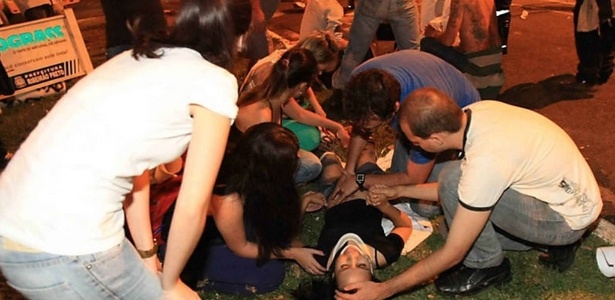 Manifestante é socorrida após ser atropelada durante protesto em Ribeirão Preto (SP)
