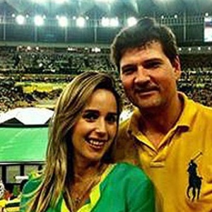 Arturo, irmão da noiva de Henrique Alves, com sua mulher Larissa durante jogo no Maracanã - Reprodução