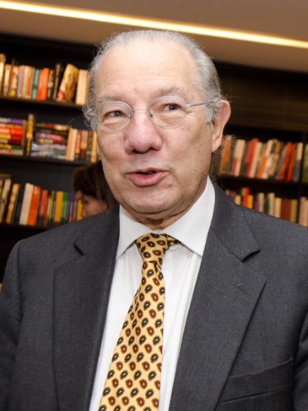 O embaixador Rubens Barbosa, durante o lançamento do livro "Mensalão - O Dia a Dia do Mais Importante Julgamento da Históra Política do Brasil", do escritor e jornalista Merval Pereira, na Livraria da Vila, nos Jardins, em São Paulo (SP). - Letícia Moreira/Folhapress