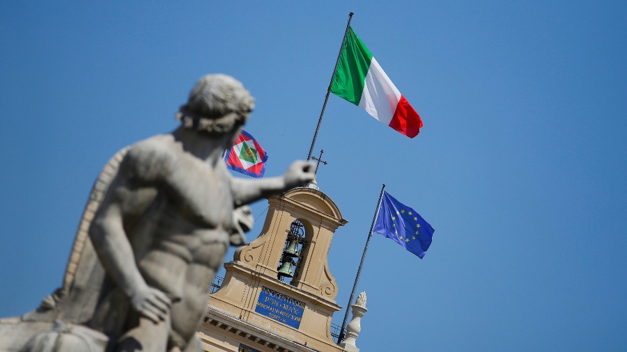 Bandeira da Itália é hasteada no topo do palácio presidencial Quirinale, em Roma - Max Rossi/Reuters