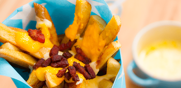 Batata Frita com cheddar e bacon: Uga Buga Lanches Igara