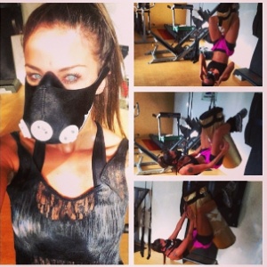 Lizzi Benites divulga imagem em que aparece usando a máscara enquanto faz abdominal com o auxílio de um saco de boxe - Instagram/Reprodução