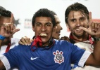 Paulinho comemora em campo e ganha medalha de campeão da Recopa - AFP