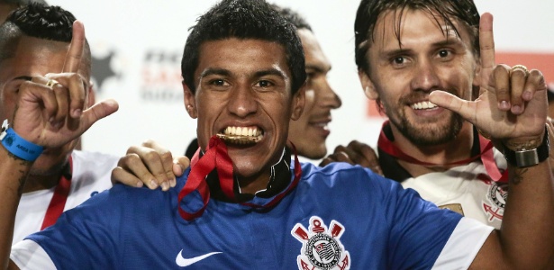 Paulinho celebra em campo e ganha medalha da Recopa