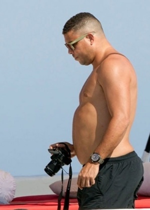 O ex-jogador Ronaldo, que está passando as férias em Ibiza (23.jul.2013) - Grosby Group