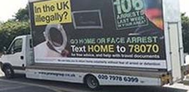 Carros com os anúncios circularam em bairros de Londres na semana passada - Carlos Novaes/Efe