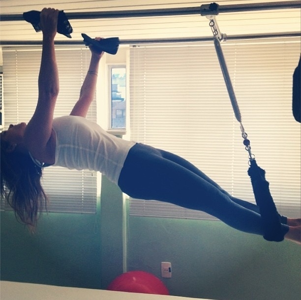 1.ago.2013 - Sempre que pode a atriz Cristiana Oliveira mostra sua evolução nas aulas de pilates no Instagram