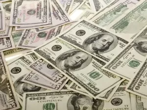 Dólar sobe a R$ 5,59, e Bolsa recua com IOF restabelecido e tensão com EUA