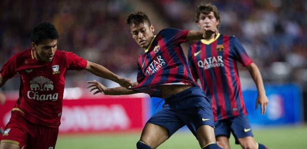 Neymar disputa bola com jogador da Tailândia em amistoso do Barcelona - Nicolas Asfouri/AFP