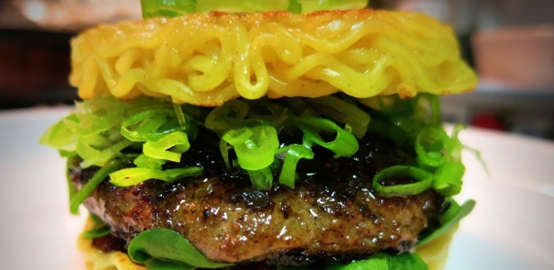 Macarrão japonês virou base para um novo tipo de hambúrguer - Divulgação/Goramen.com