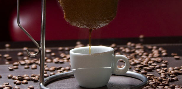 Coado no filtro de pano ou de papel, o café é opção para findar a refeição em restaurantes - Maria do Carmo/Folhapress