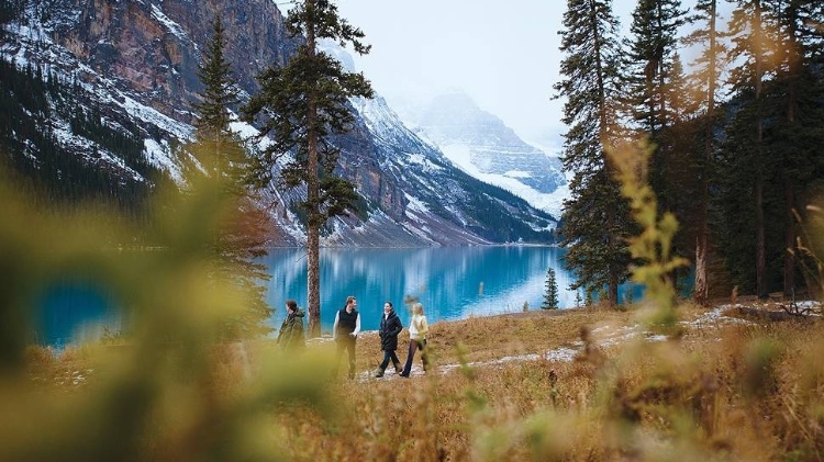 Turistas passeiam ao redor do lago Louise, no Parque Nacional de Banff