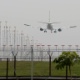 Avião pousa na pista do aeroporto internacional de Cumbica, em Guarulhos (Grande São Paulo)