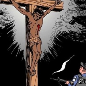 A imagem de Carlos Latuff mostra um policial fardado atirando contra um homem negro crucificado - Charge de Carlos Latuff/Reprodução
