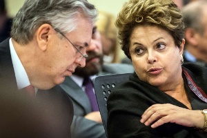 Presidente Dilma conversa com o chanceler Luiz Alberto Figueiredo durante encontro de líderes da Unasul