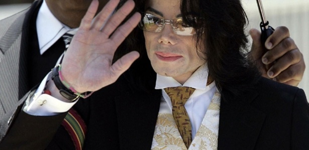 Michael Jackson acena na saída do tribunal em Santa Barbara (03/06/2005)