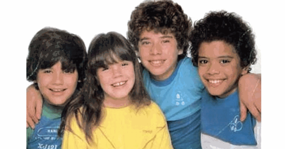 Turma do Balão Mágico. Na foto: Simony aparece ao centro, o colega Jarzinho (Jair Oliveira) é o da direita, de camisa azul, Mike, filho de Ronald Biggs (à esq) e Tob (entre Simony e Jairzinho) . O grupo infantil, que tinha também um programa na TV Globo, durou de 1982 e 1986