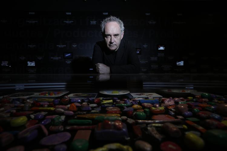 Ferran Adrià posa com massinhas que eram usadas como modelos para os pratos do El Bulli