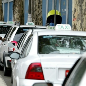 Uma corrida de 10 km, em táxi comum, na bandeira 1, custará R$ 40 no modelo de preço fixo - Fernando Donasci/Folha Imagem