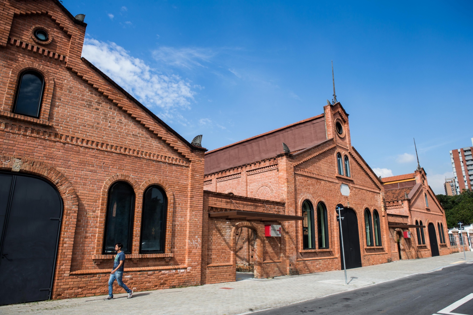 Fachada da Cinemateca Brasileira, em São Paulo (SP), que tem diversos postos de trabalho vazios, devido a onda de demissões ocasionada pela crise administrativa - Danilo Verpa/Folhapress