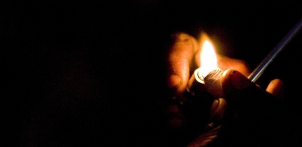 Ao fumarem a droga, os usuários inalam não apenas a cocaína, mas também a metilecgonidina - João Wainer/Folha Imagem