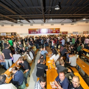 Expositores da Beer Experience; evento planeja oferecer mais de 500 rótulos de cerveja artesanal - Divulgação