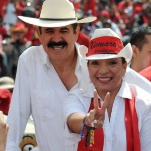 Xiomara faz campanha ao lado do marido, o ex-presidente hondurenho Manuel Zelaya, em Honduras - Orlando Sierra/AFP	